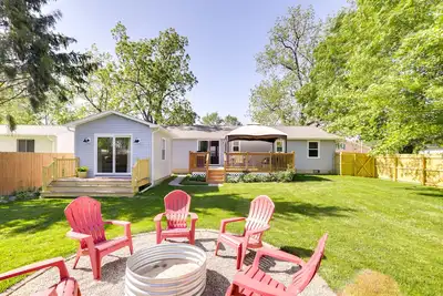 Image de Three Oaks Home w\/ Guest House - 8 Mi to Beach!