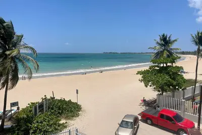 Image de Beach front apartment! Wake up with the ocean.