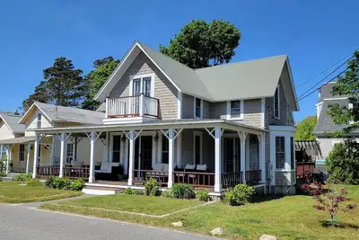 Image de Remodeled and historic, beautiful Oak Bluffs home. Walk to Town and Ferry.