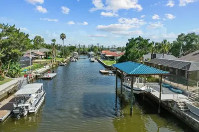 Image de 20%off August. Waterfront Deep canal. Gulf access. Pool home! Pool table. Sleeps8.