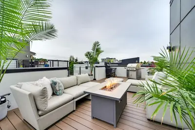 Luxury Seattle Home w\/ Rooftop Deck + Fire Pit!