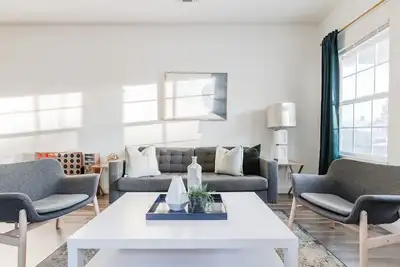 Image de Modern Downtown 3br Home - Mins to Alamodome/Riverwalk with Firepit, Patio, Bbq