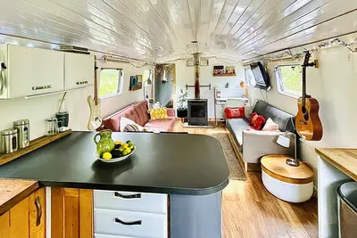 Image de Boutique Boat Stays Contemporary Barge