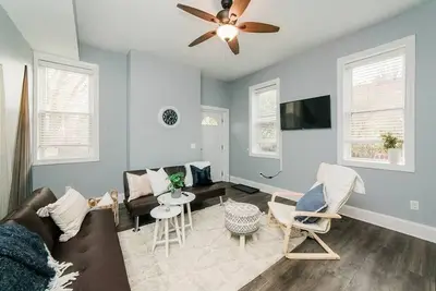 Image de Walkable and Spacious Apt - Parking -- GroupStay