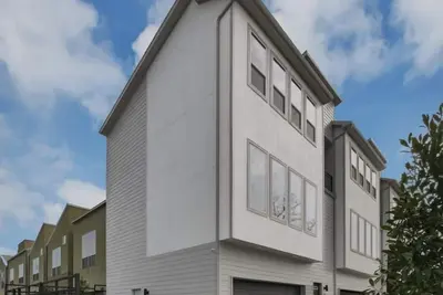 Image de Artistic home located just miles from downtown Houston & Minute Maid Stadium