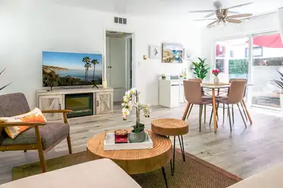 Image de 1br Oasis Getaway, Ev-Friendly & Deluxe King Bed, Moments Away from the Beach!