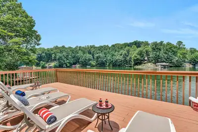 Image de All Decked Out-Features a game room, ping-pong table, large-screen Tv and kayaks!