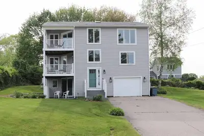 Image de Three level home with water views, walk to beach