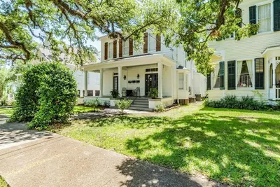 Image de Luxurious Family Home—Walk to Mardi Gras; Weddings