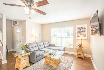 Image de King suite Charming 2 Story Home w/ Free parking