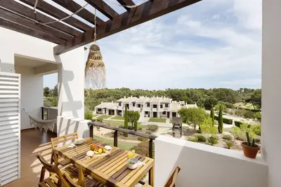 Image de Appartement 'Devvine Beach and Golf' avec vue sur la mer, Wi-Fi et climatisation
