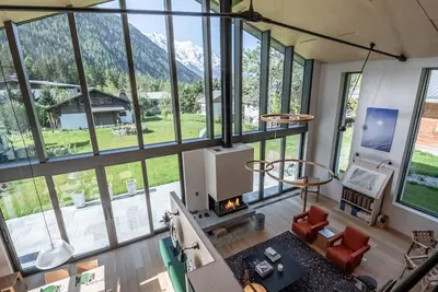 Image de Chalet contemporain avec sauna, cheminée, et grand jardin
