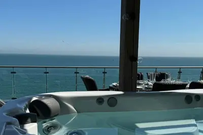 This penthouse is a 2 bedroom(s), 2 bathrooms, located in Ramsgate, England.