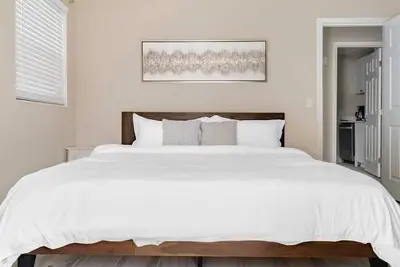 Image de Cozy 2br | King Beds | Parking | Near Attractions