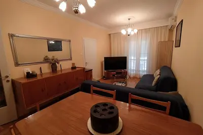Image de Cozy three Bdrms central Apt at five Filippou str