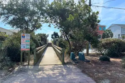 Image de Ocean Views and Fun Carport Sitting/Hang Out Area