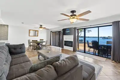 Image de Waterfront Getaway☀️| Bay Views | Turtle's Cove | Pet-Friendly 🐾 | Fire Pit & Grill