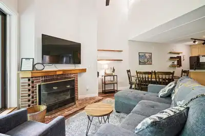Image de Pinnacle D17 wonderful four bedroom two bath with shuttle to the slopes everyday of the week. The outdoor pool, hot tub, and, tennis courts are open during summer only.