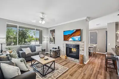 Image de At The Plaza - Modern Resort-Style Condo