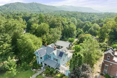Image de Stunning Restored Victorian on a Picturesque Lot with Flower Garden & \nFountain