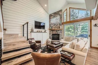 Image de 1890 Lions Ridge Loop, #9-West Vail Remodeled Home, Hot Tub, On Bus Route, Close to Vail!