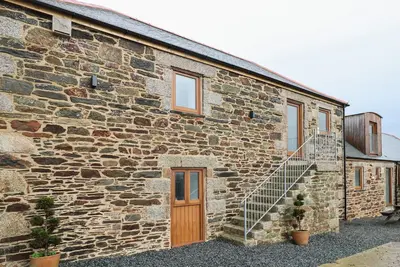 Pol View, family friendly, character holiday cottage in Helston