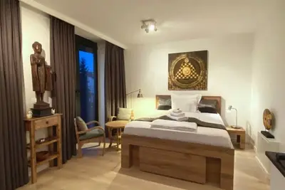Image de Lotus studio apartment - Compact. Stylish. Perfect for city explorers.