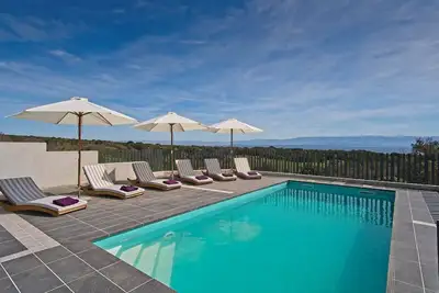 Villa Nicki Klay with pool and sea view