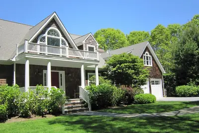 Image de Wonderful 5 bedroom, 4. 5 bath home in a tony section of Sagaponack.