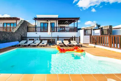 Image de Vista Rey - Six Chambres Villa, Couchages 13
