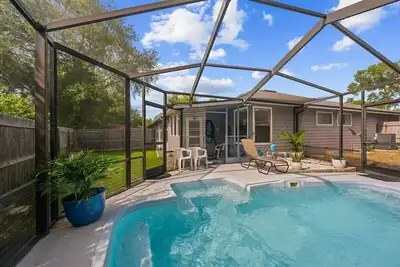 Image de Sunny Florida home with a pool