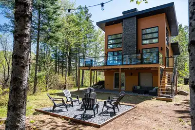Image de Chalet Natür | Waterfront | Hot Tub | Kayak Pedalo | Firepit | Private big land