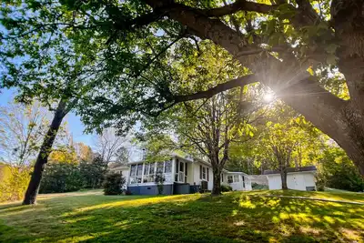 Image de Charming home with a fireplace, grill, deck, & washer\/dryer - near Asheville
