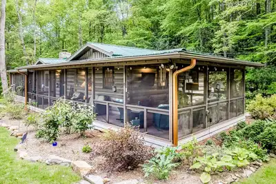 Image de Bird-watcher's creekside cabin with screened porch, fireplace, yard, & firepit