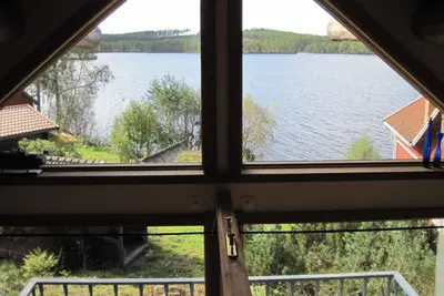 Image de Attractive timber lodge near lake beach