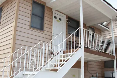 Image de 2 Bedrooms 1 Bath Located Across The Street From The Beach!