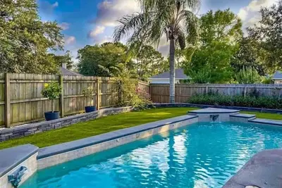 Image de Beautiful heated pool home with office in Florida