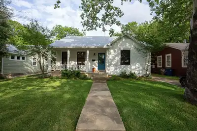 Image de Austin Bungalow with Big Outdoor Space + Grill
