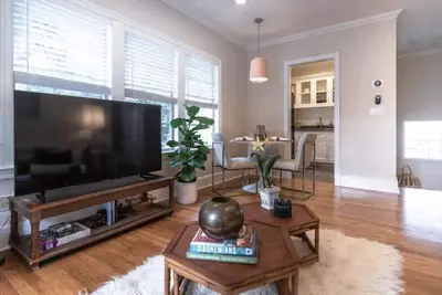 Image de Downtown 2 bedroom 2 bath cottage