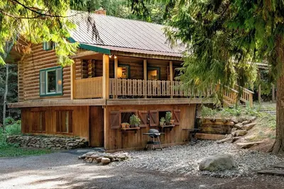 Image de Multi-Level Forest Lodge Near Silverwood w/ Vintage Ice Cream Parlor + Theater