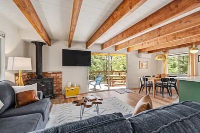 Image de Marina Beach Cabin - Dog-Friendly Home with Deck! by Yosemite Region Resorts