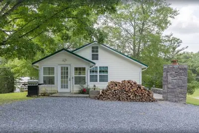 Image de A Mountain Cottage (2-Bedroom Home) - Pets Allowed by RedAwning