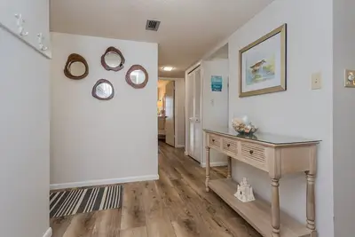 Image de Breathtaking balcony views in this updated, spacious beachfront condo!
