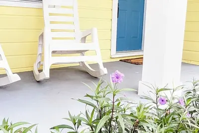 Image de Remodeled dreamy beach cottage 5 minutes to Siesta Key in lush tropical setting.