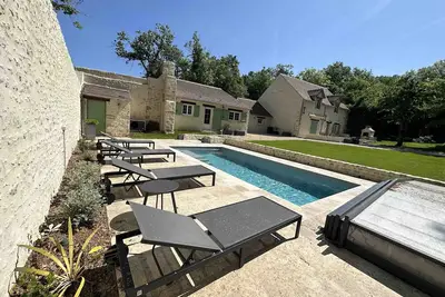 Ancienne bergerie rénovée avec piscine jouxtant un golf