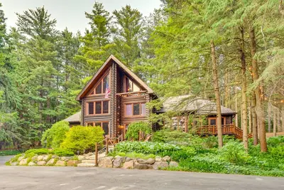 Image de Magical Metamora Cottage w/ Fire Pit, Pond, Deck!