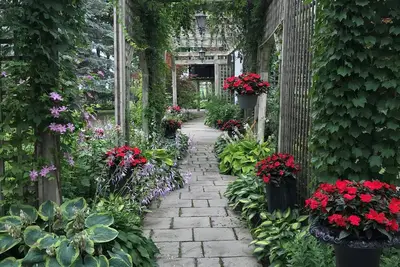 Image de Beautiful Bungalow w\/Breathtaking Garden & Open Basement for Family Gatherings!