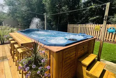 Image de Charming home in Southport Center with large heated swim spa.