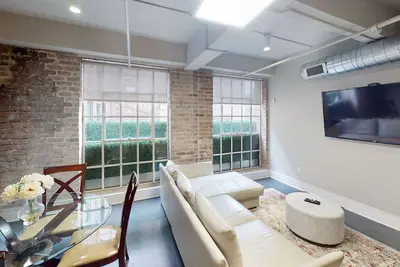 Image de 60 Night Minimum Rental - Fq Apt. 2b/2b