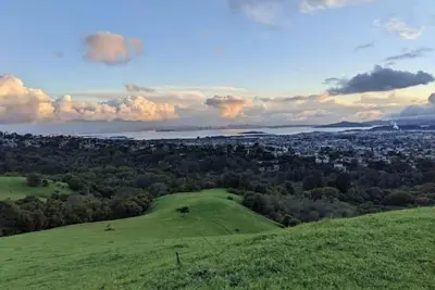 Image de San Francisco 20 miles away and Napa Valley a 30-mile drive.